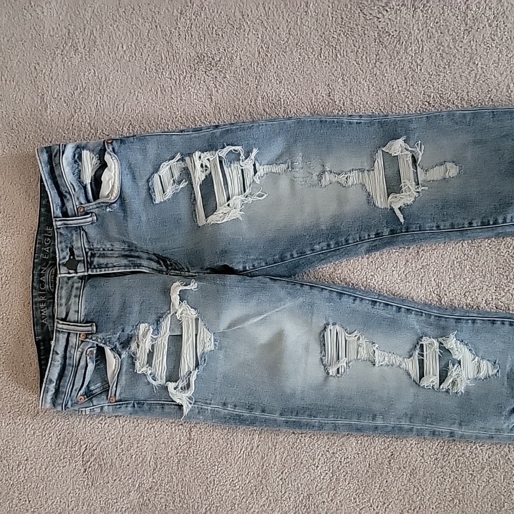 NWOT American Eagle Distressed Jean Sz32